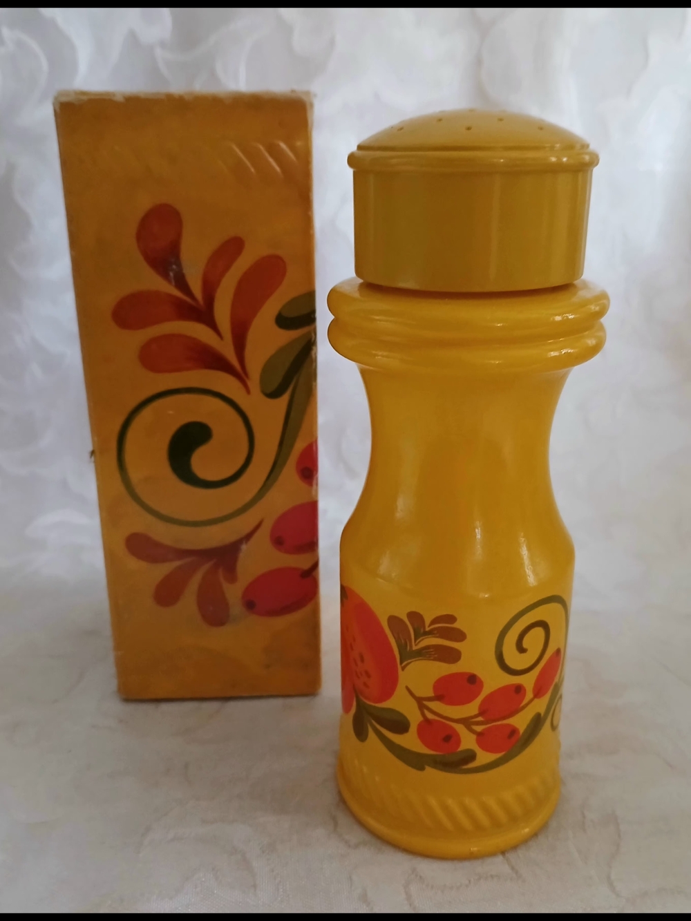 Avon Moonwind Cologne Yellow Shaker Pennsyivania Dutch Glass/ Plastic Decanter